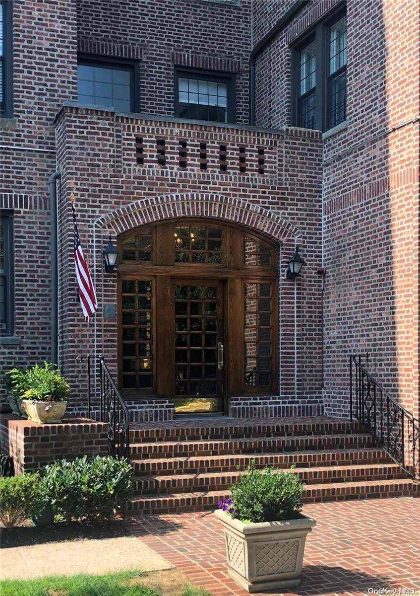Forest Hills, NY 11375,6 Burns ST #214