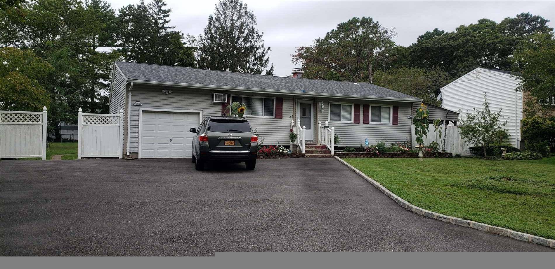 Brentwood, NY 11717,42 Lloyd DR