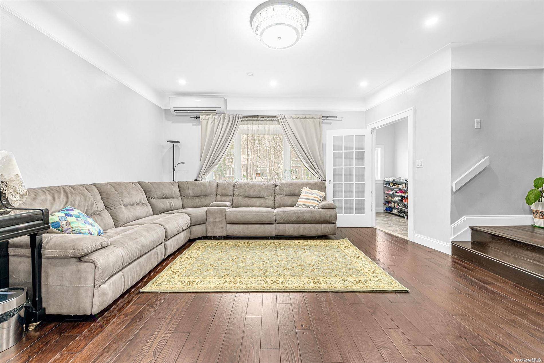 Middle Village, NY 11379,84-10 63rd AVE