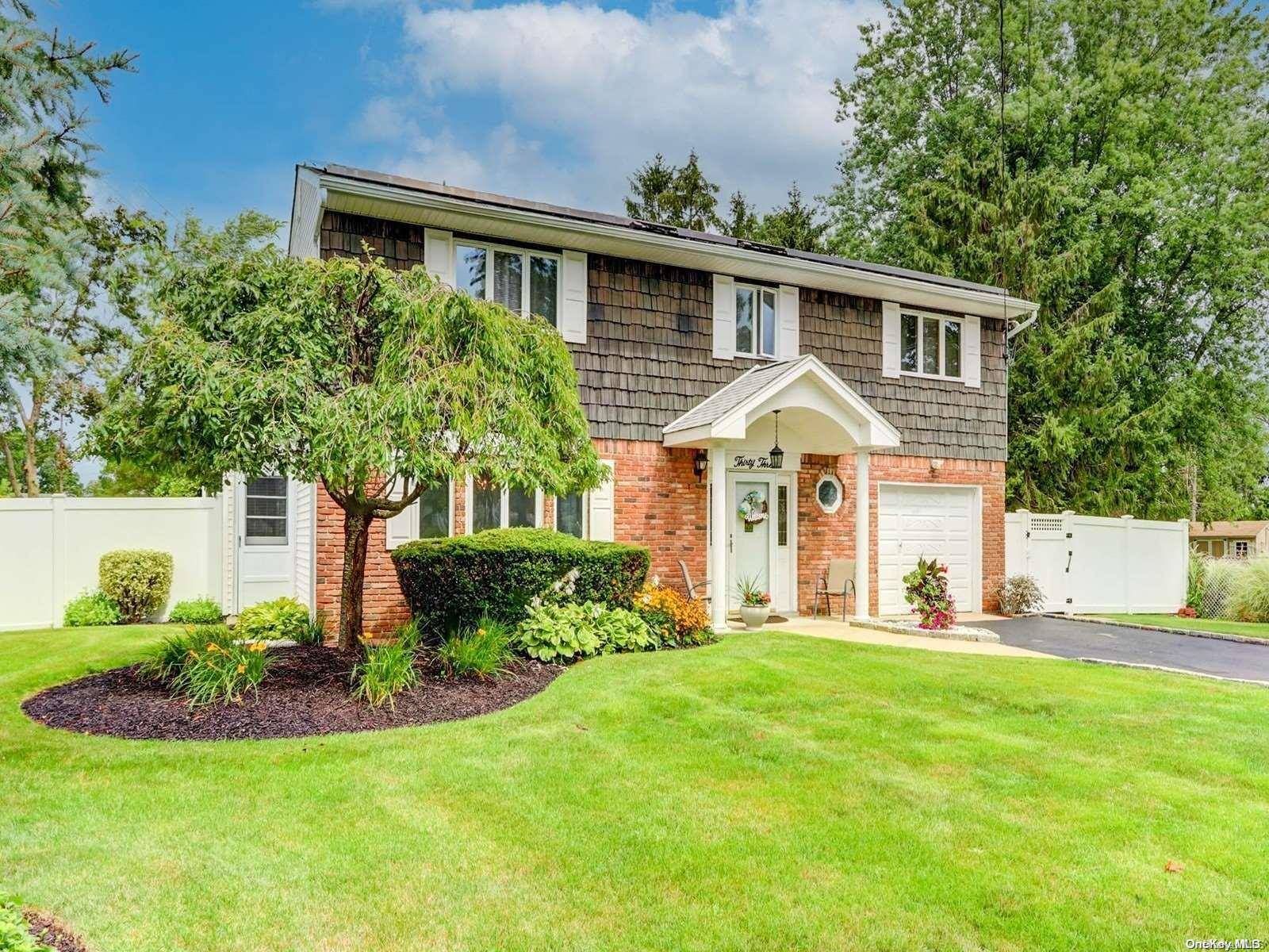 Smithtown, NY 11787,33 Sandy Hollow DR