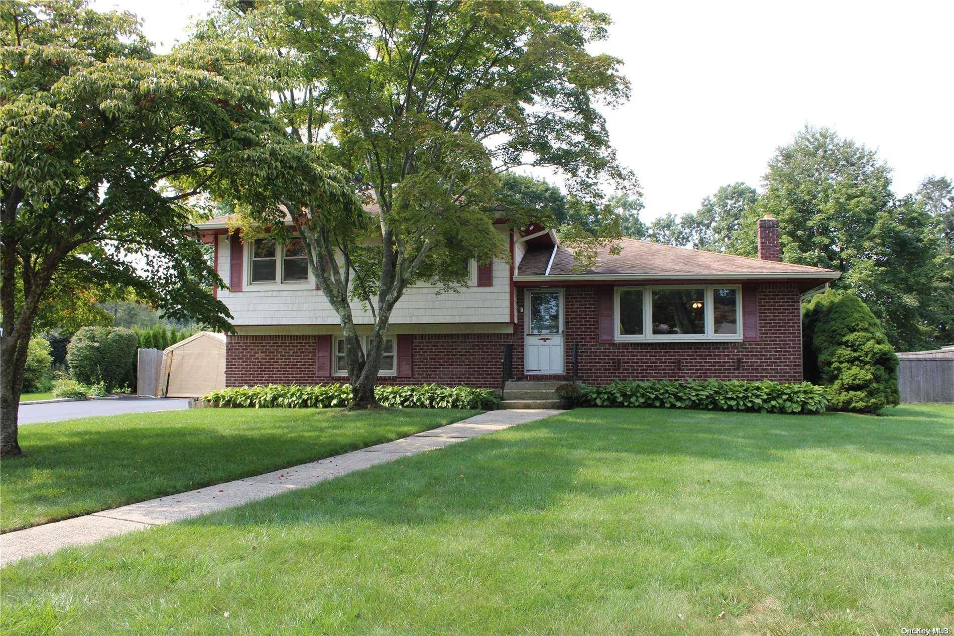 East Northport, NY 11731,20 Zoranne DR