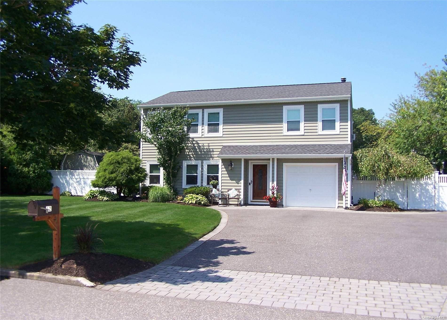 Coram, NY 11727,12 Burwood LN