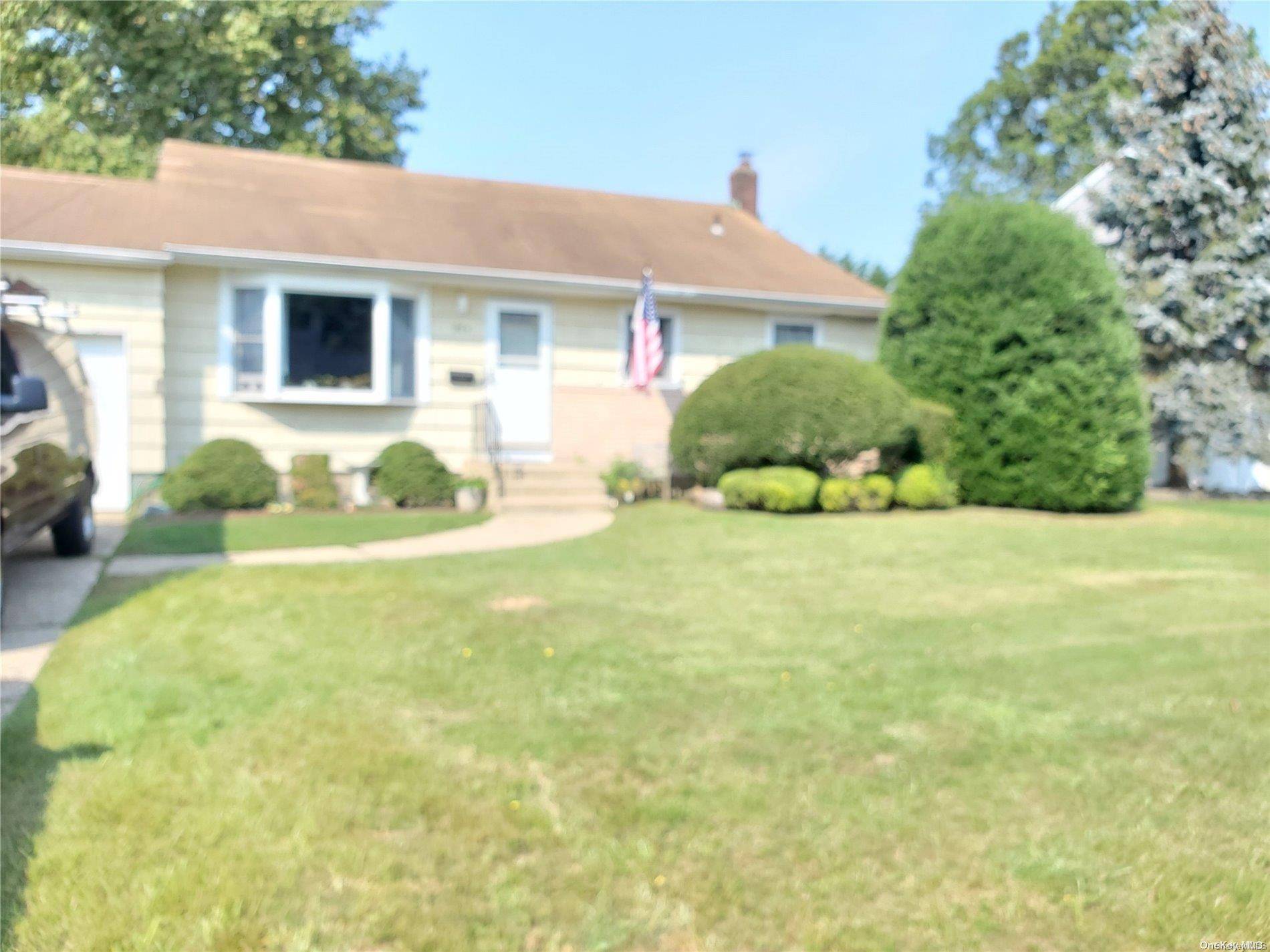 West Islip, NY 11795,824 Tanglewood RD