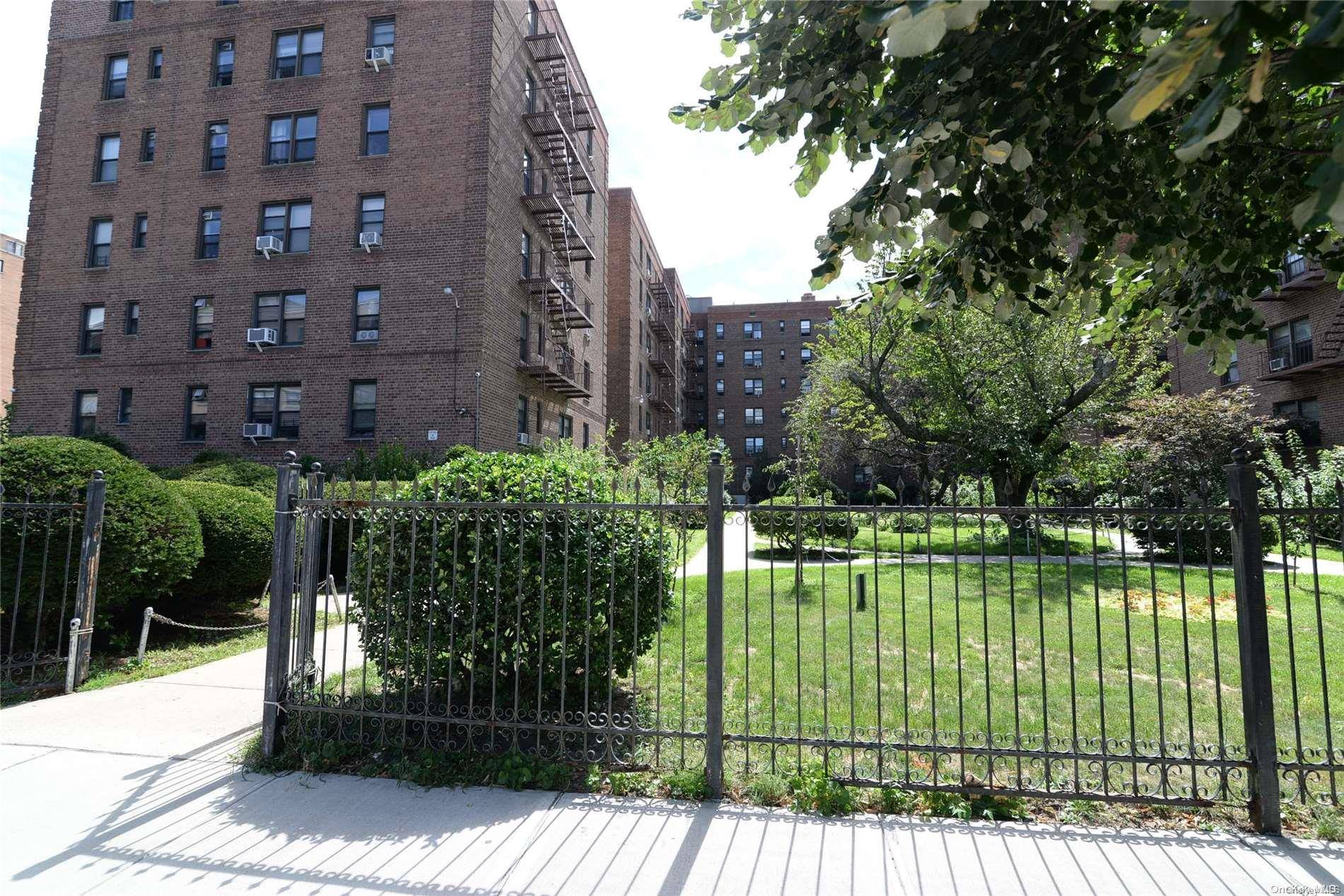 Flushing, NY 11354,144-46 38th AVE #4E