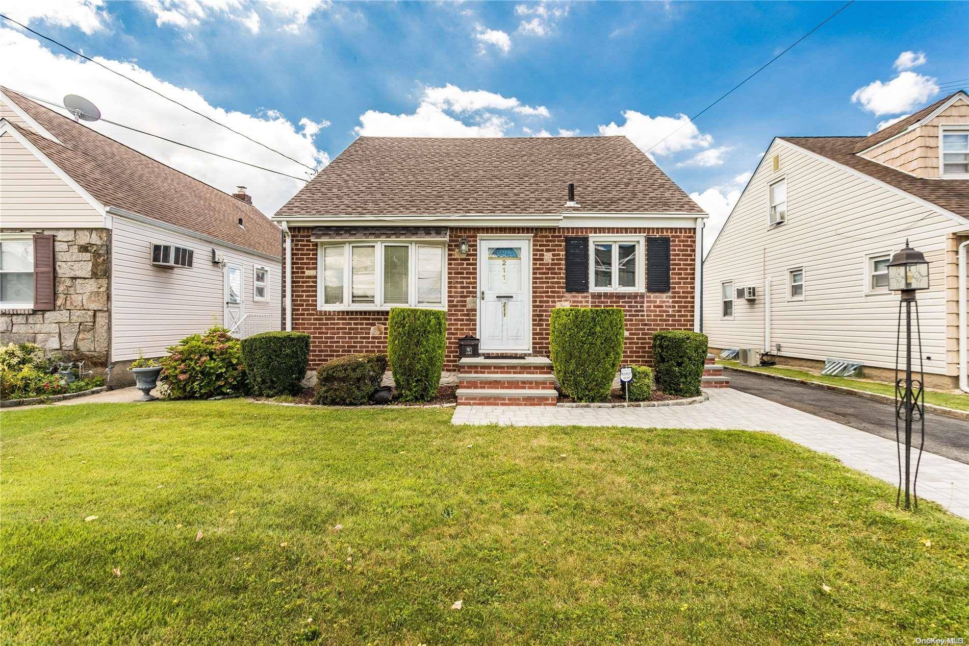 Mineola, NY 11501,211 Frank AVE