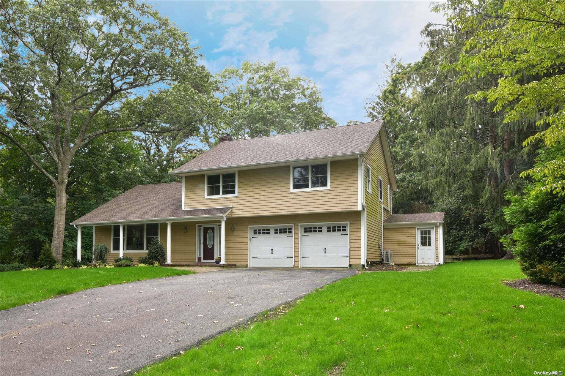 Shoreham, NY 11786,22 Circle DR