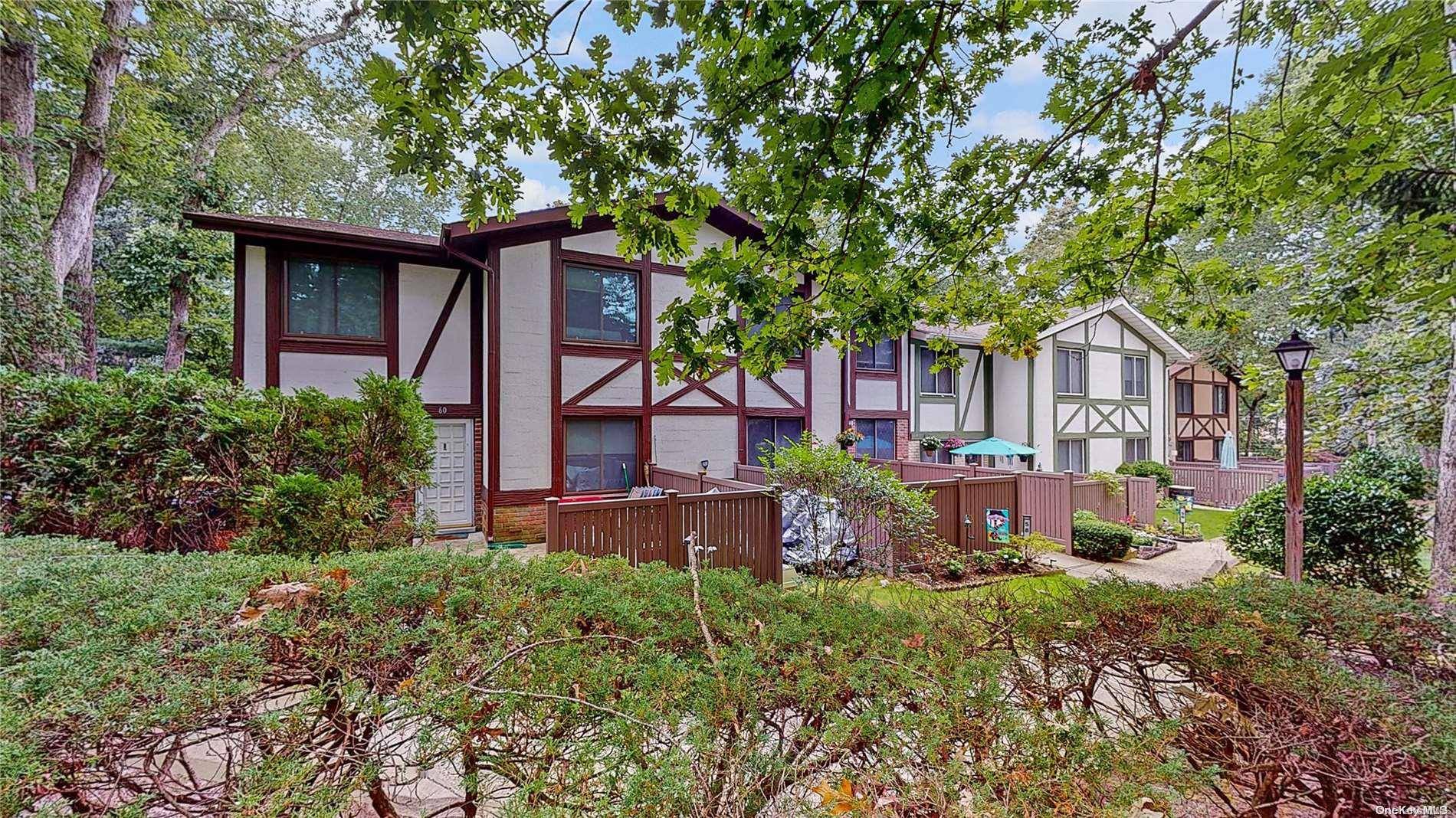 Coram, NY 11727,60 Skyline DR #60