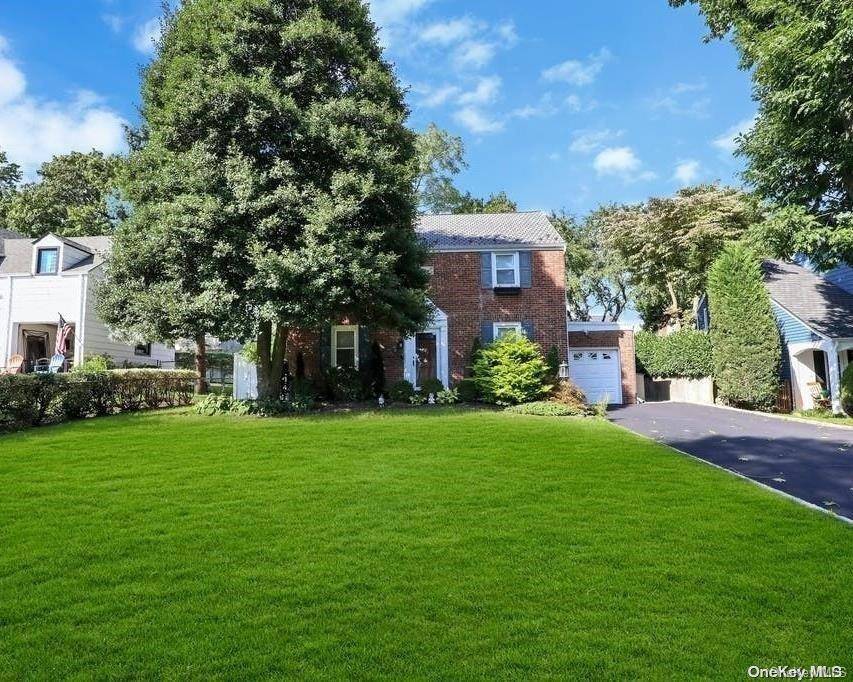 Manhasset, NY 11030,21 Normandy LN