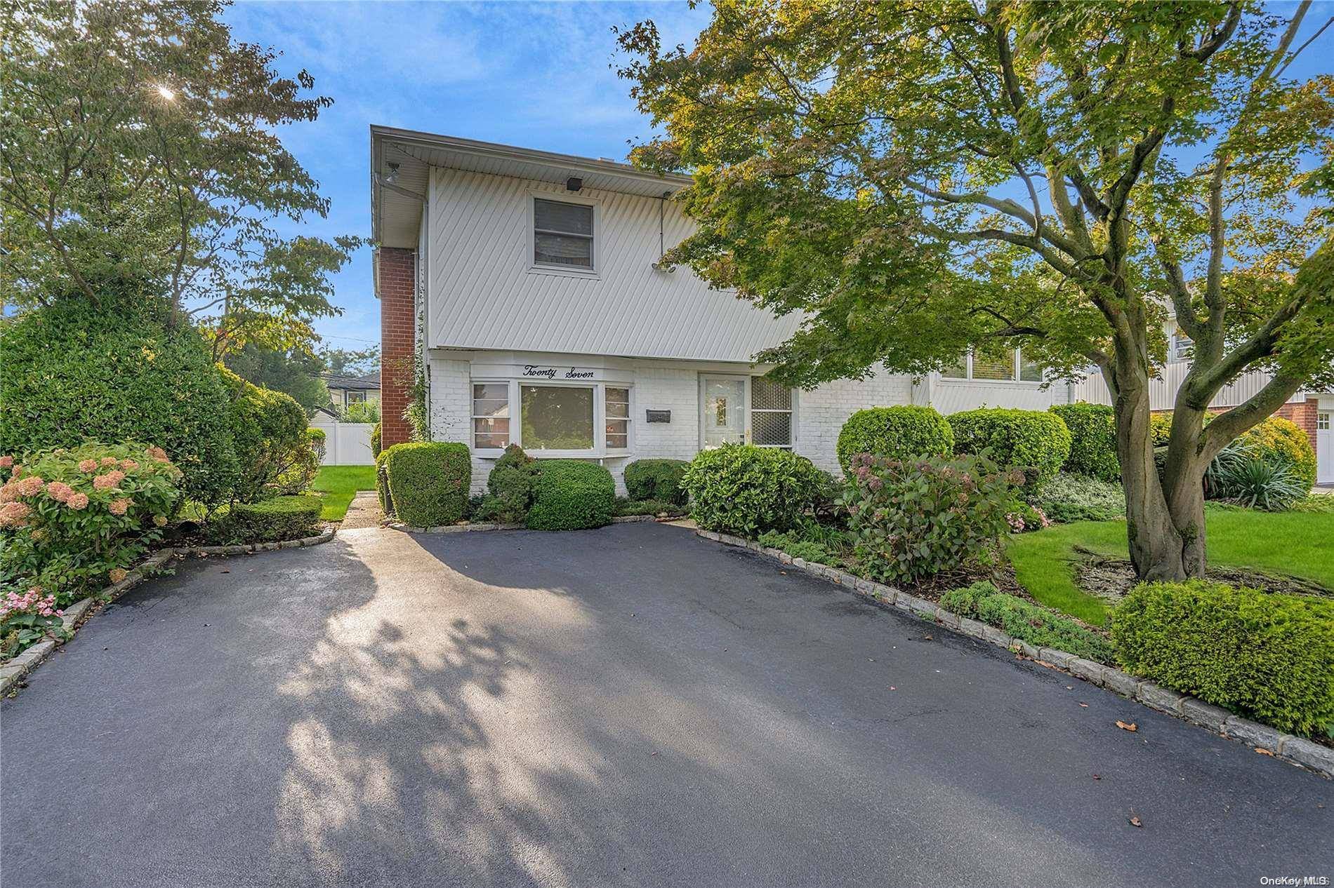 Plainview, NY 11803,27 Gainsville DR