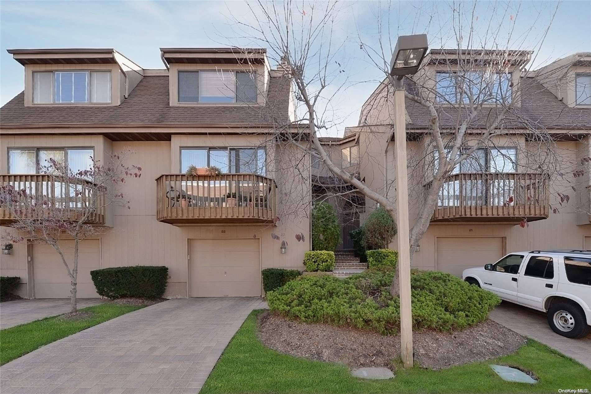 Woodmere, NY 11598,22 Clubside DR #22