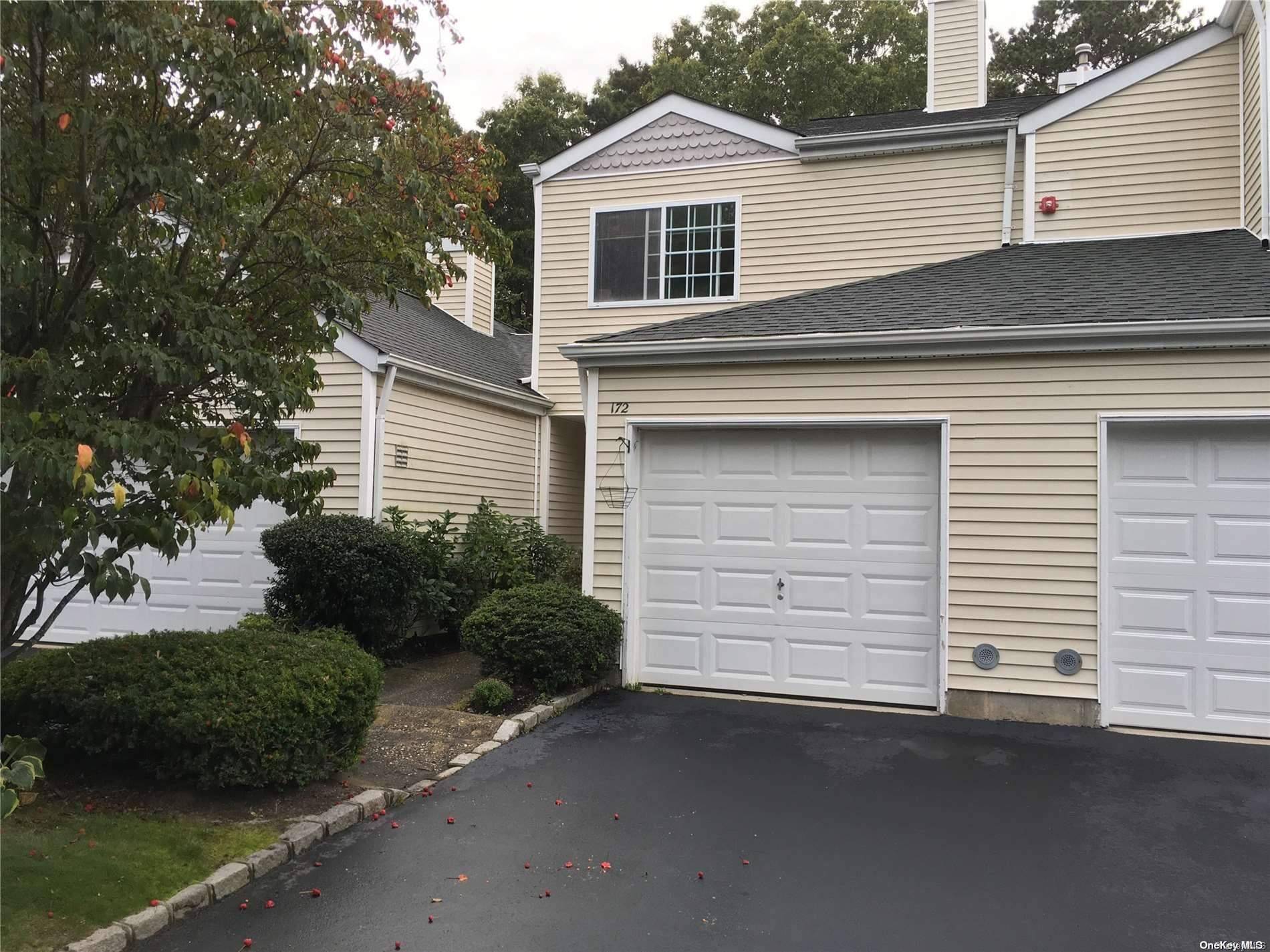 Manorville, NY 11949,172 Gothic CIR #172