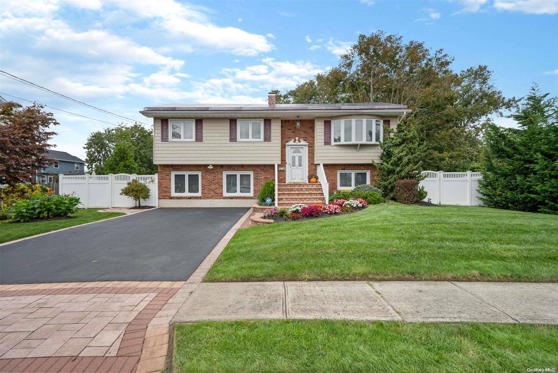 Lindenhurst, NY 11757,56 E Saltaire RD