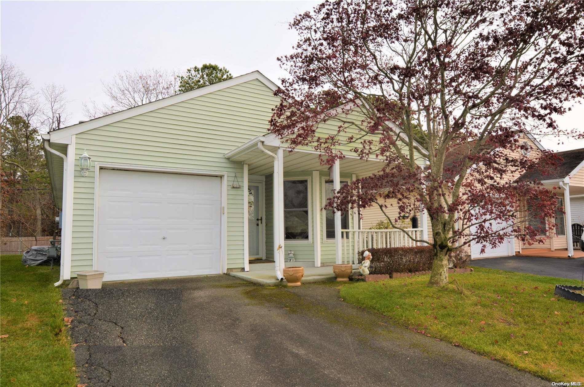 Manorville, NY 11949,5184 E Village CIR #5184