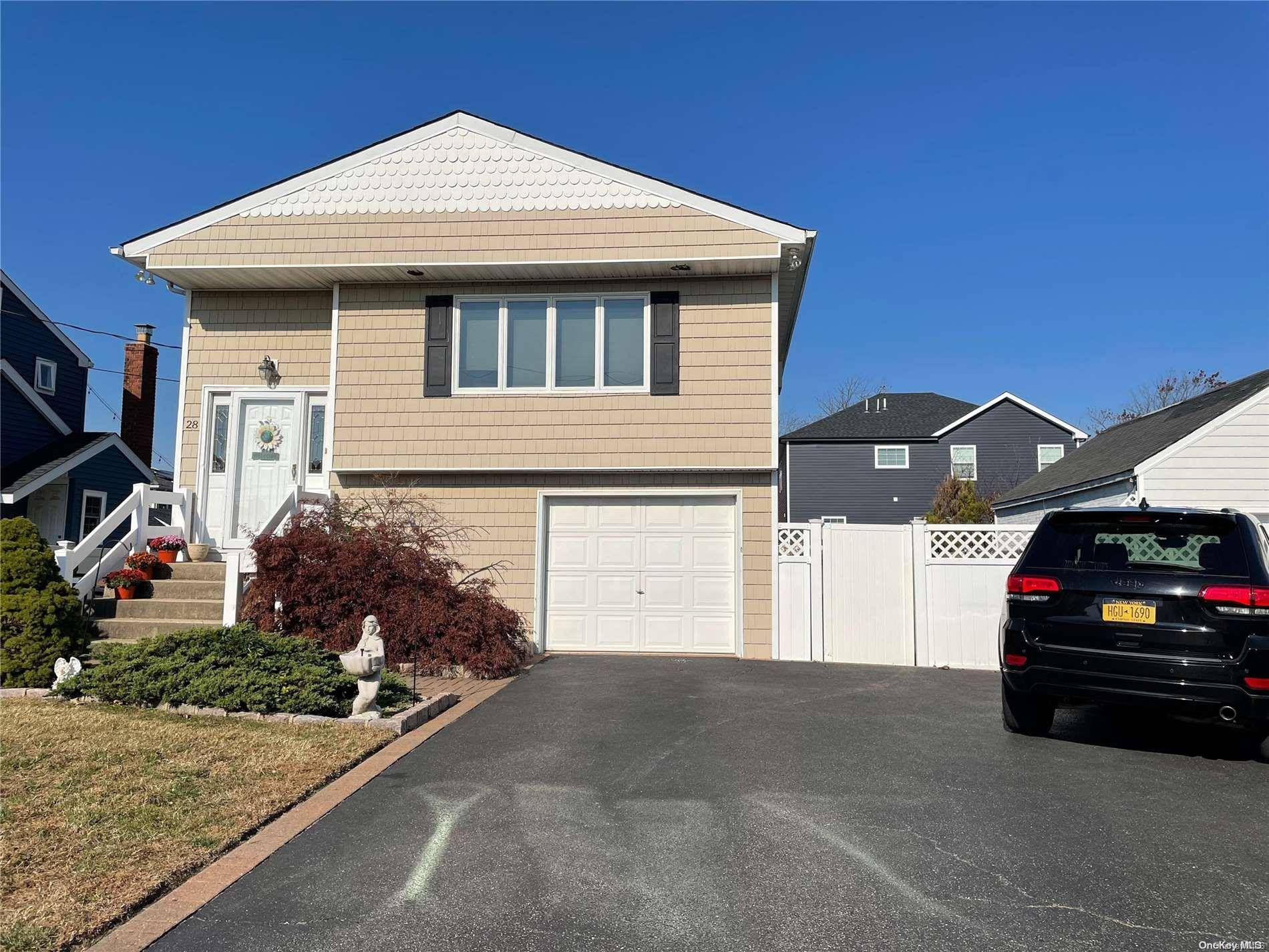 Lindenhurst, NY 11757,28 Mckinley AVE