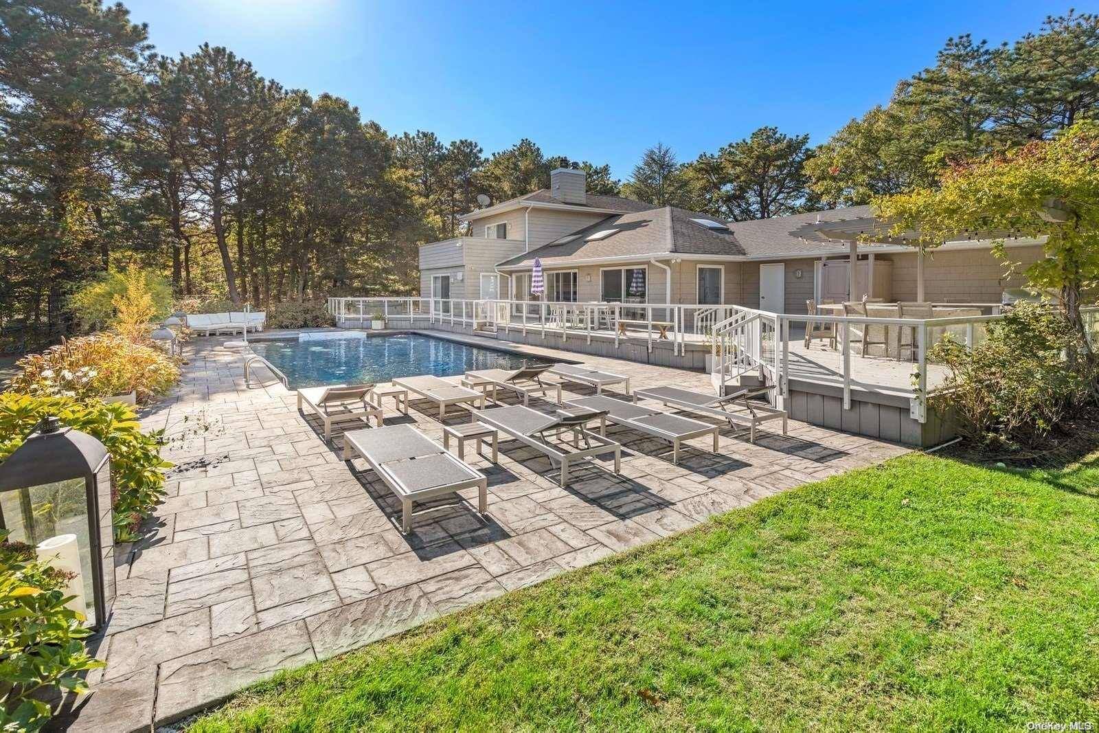 East Quogue, NY 11942,4 Honeysuckle LN