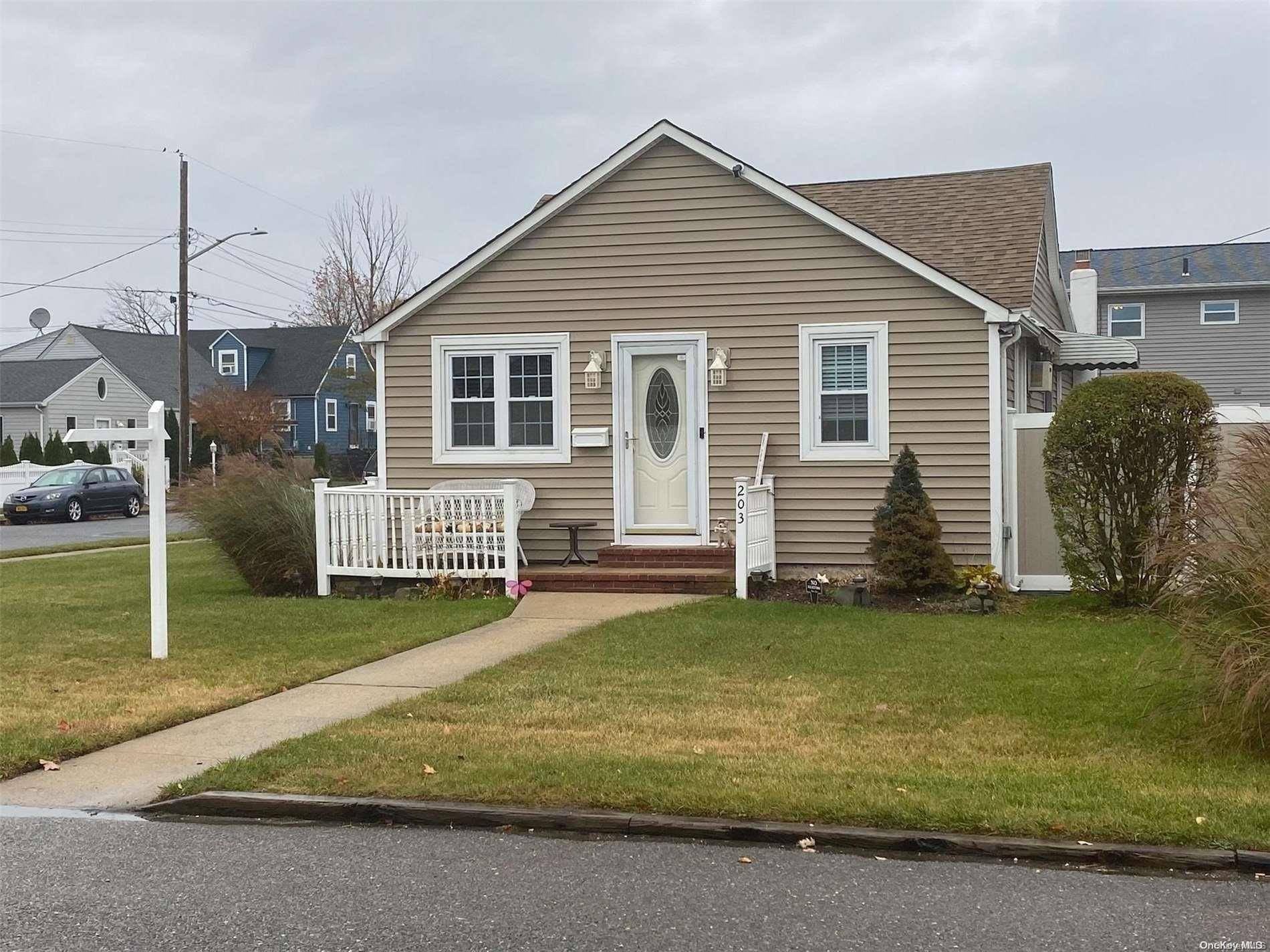 Lindenhurst, NY 11757,203 E Shore RD