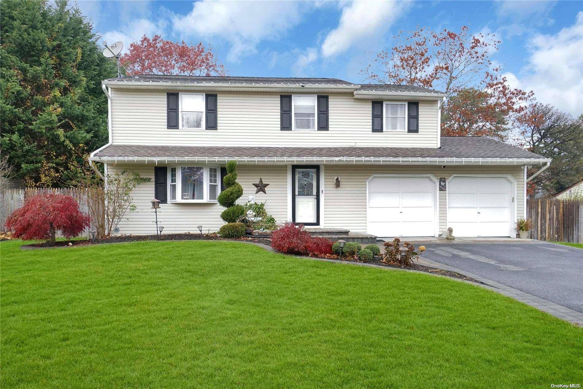 Ridge, NY 11961,15 Hilltop LN