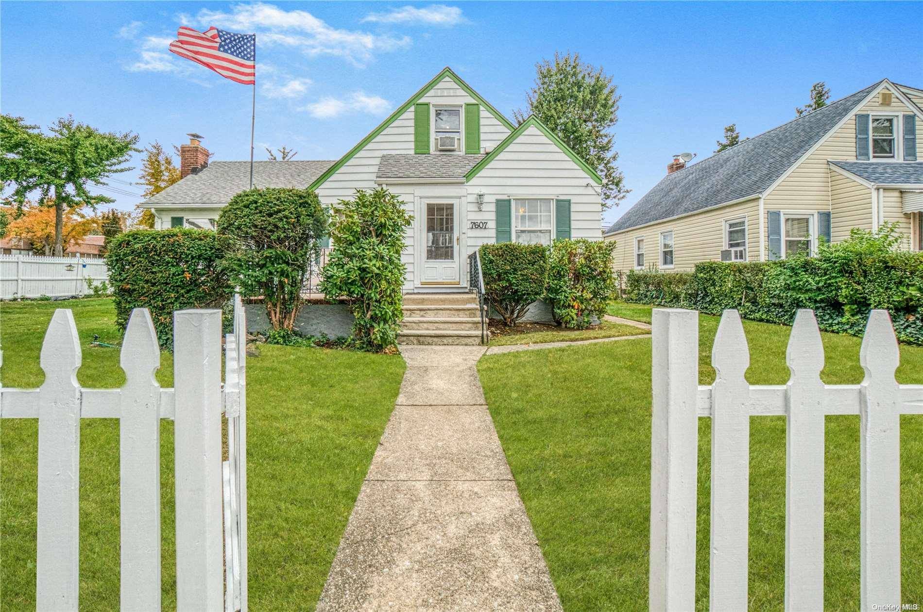 New Hyde Park, NY 11040,76-07 265th ST