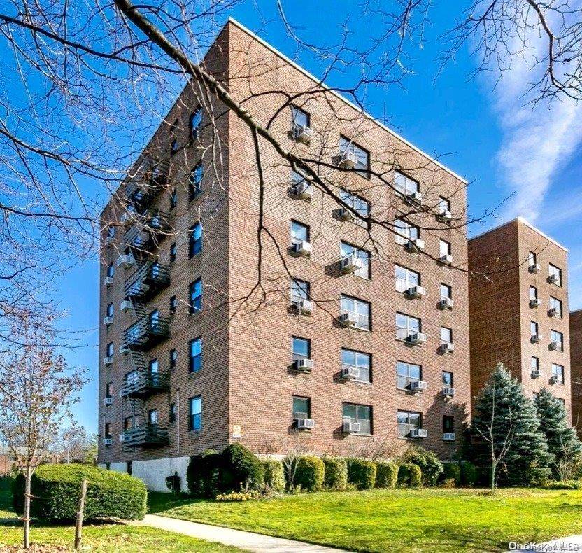 Bayside, NY 11364,73-03 Bell Blvd #2H