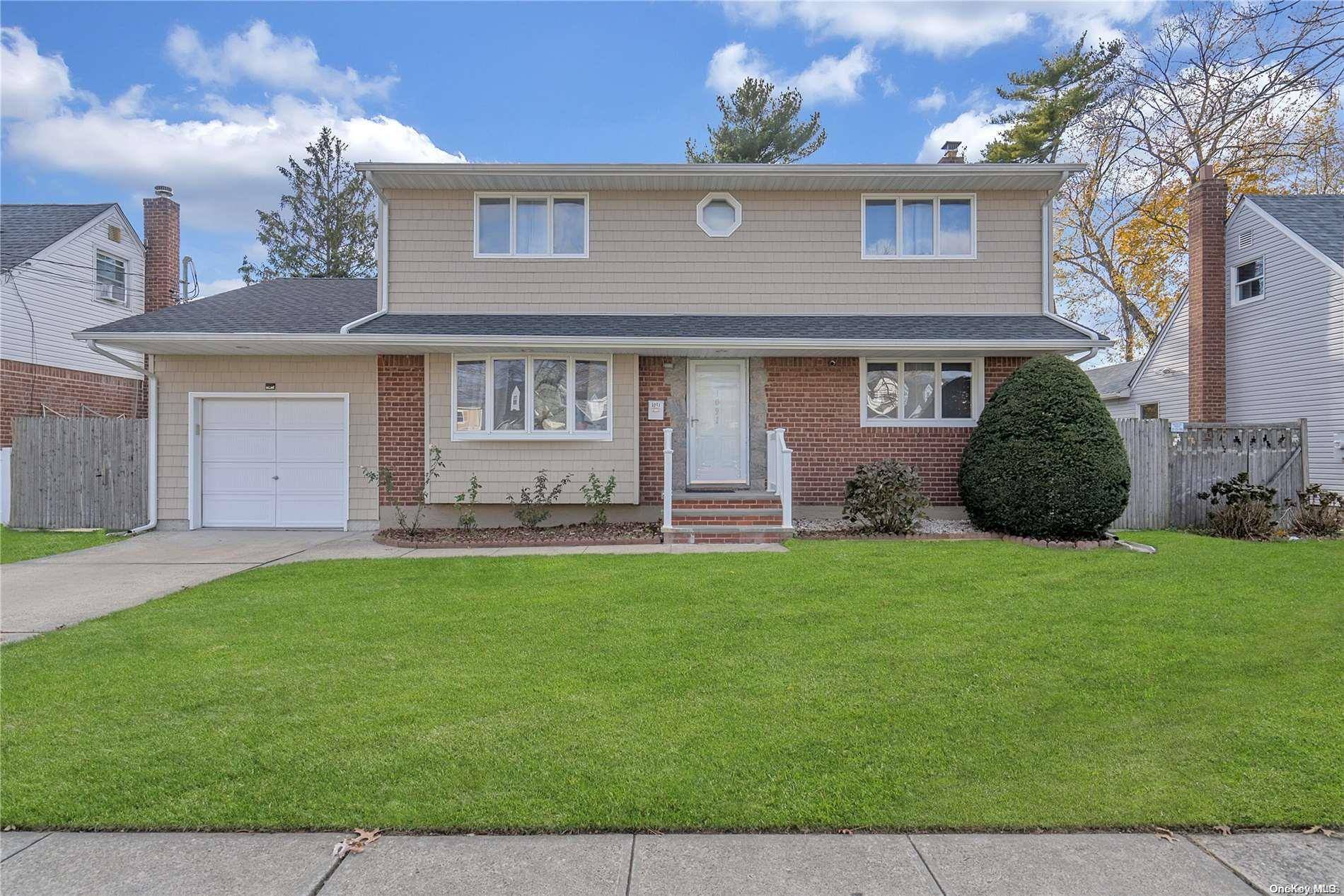 Westbury, NY 11590,1091 Washington AVE