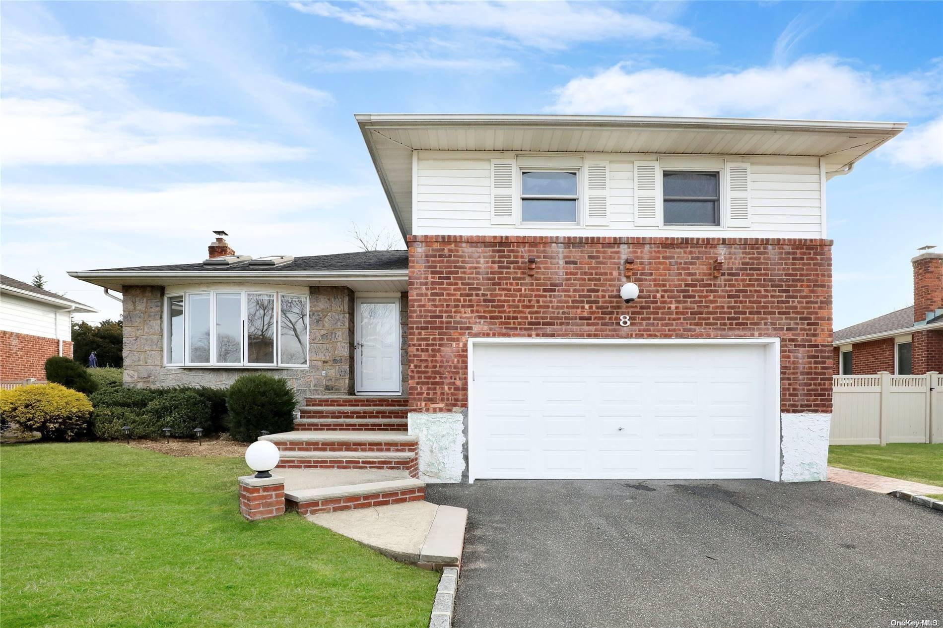 Plainview, NY 11803,8 Crestwood DR