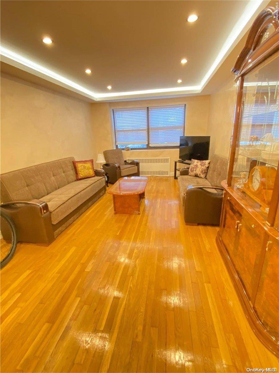 Kew Gardens, NY 11415,118-66 Metropolitan Ave #1B