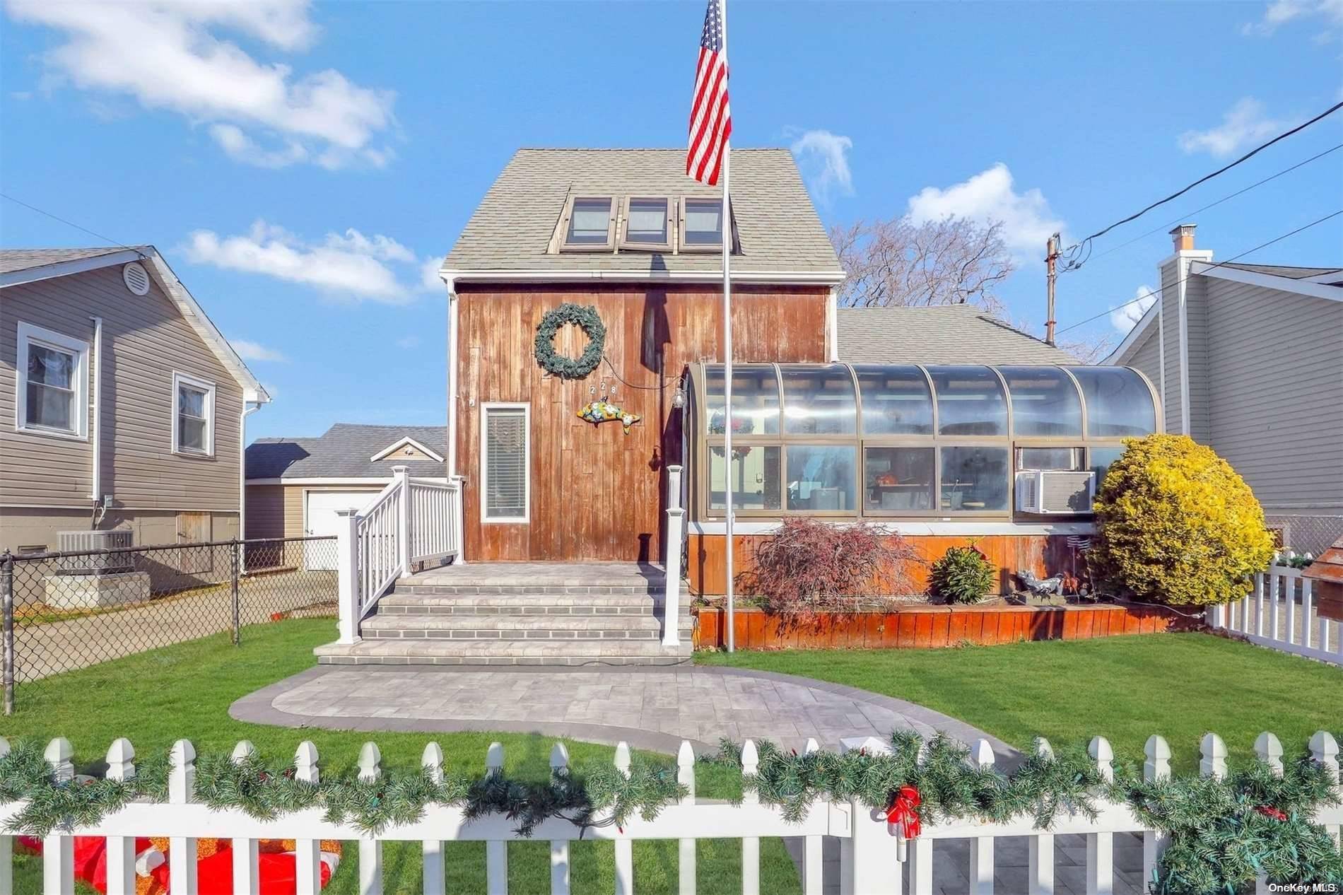 Lindenhurst, NY 11757,228 W Clearwater RD