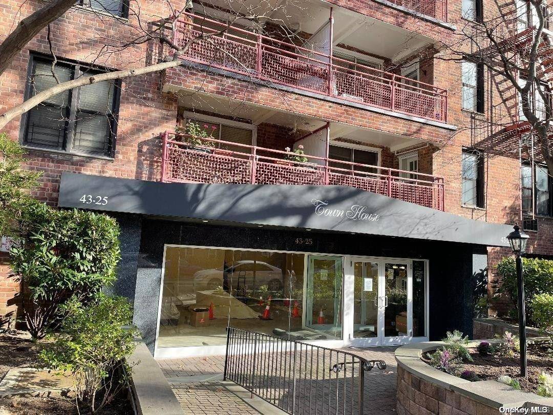 Douglaston, NY 11363,43-25 Douglaston Pkwy #3C