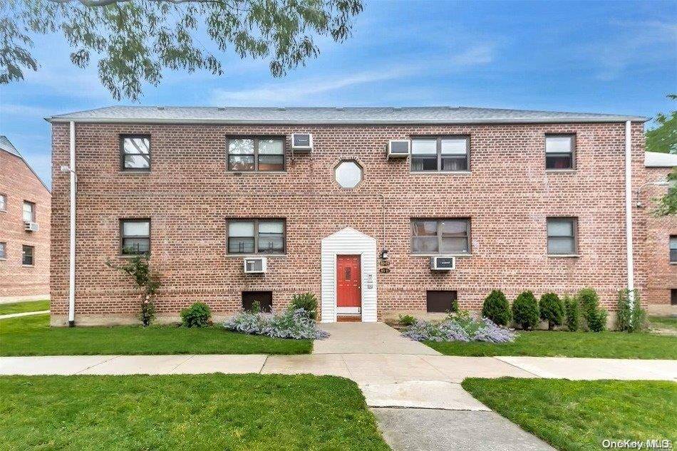 Howard Beach, NY 11414,80-09 156th AVE #3