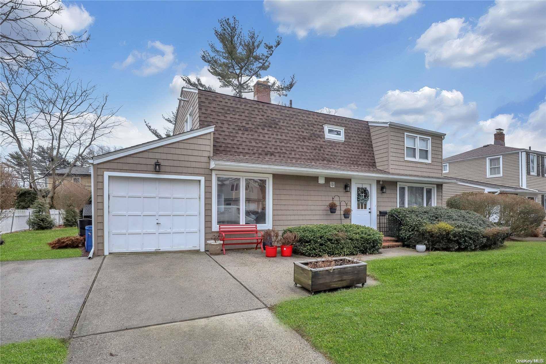 Roslyn Heights, NY 11577,24 Woodcut LN