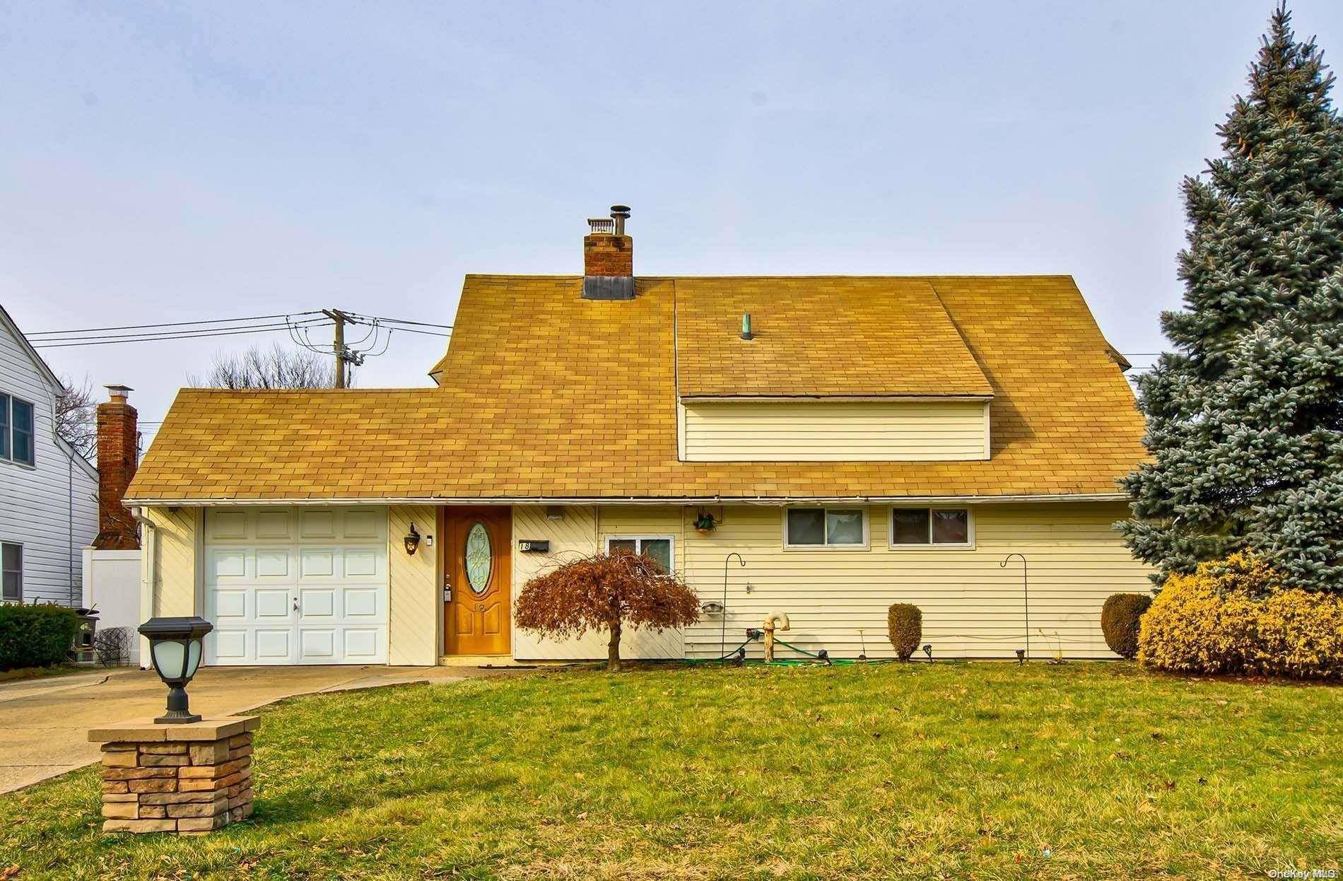 Westbury, NY 11590,18 Pilgrim LN