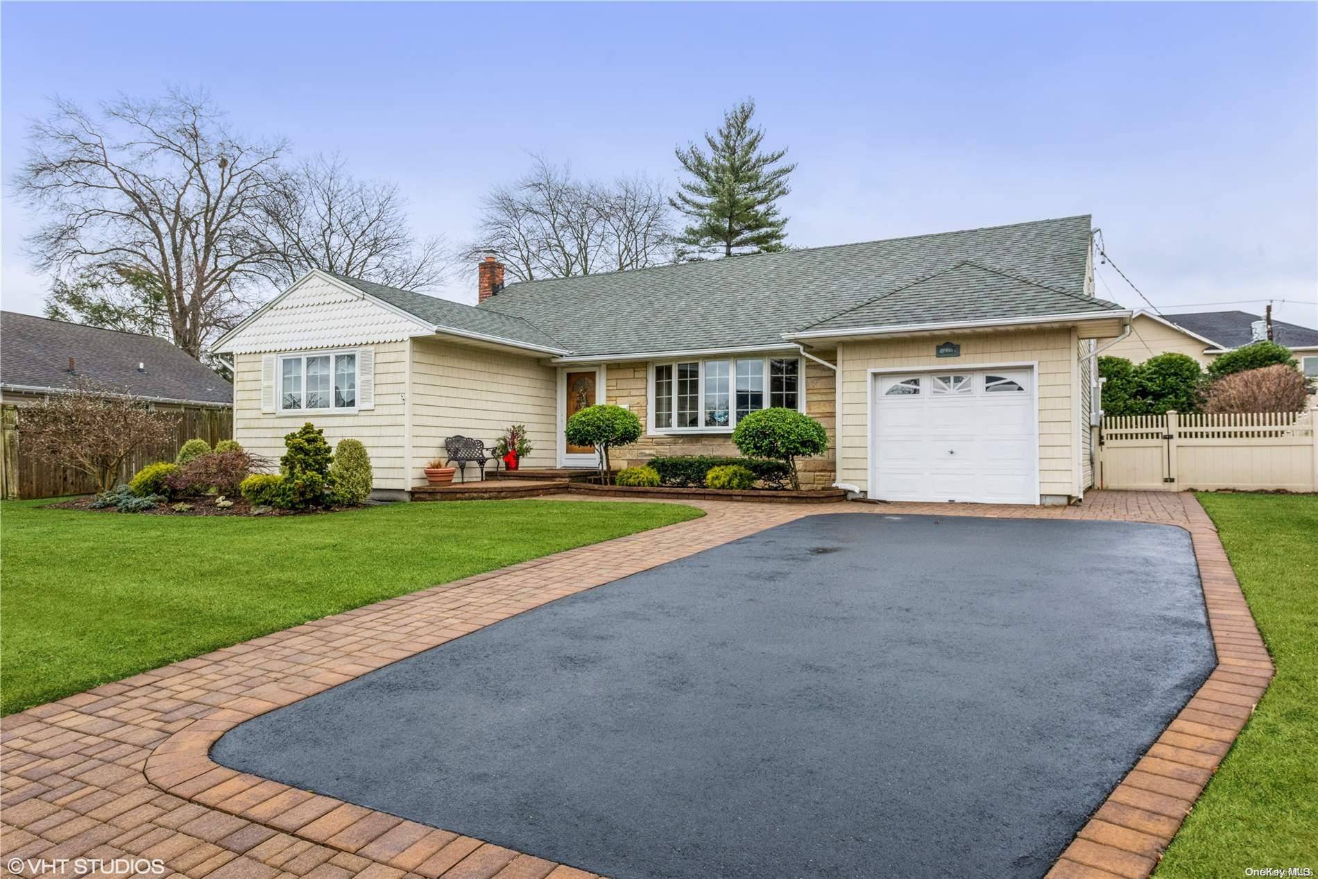 Wantagh, NY 11793,3440 Hawthorne DR