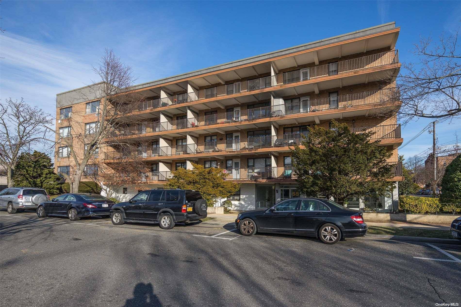 Freeport, NY 11520,55 S Bergen PL #3H