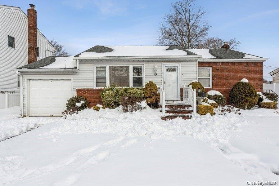 Hicksville, NY 11801,8 Linden Ct