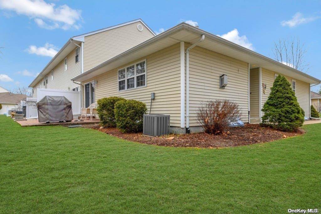 Riverhead, NY 11901,61 Strawberry Commons #61