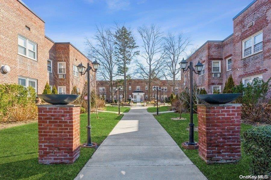 Cedarhurst, NY 11516,553 Central AVE #16B