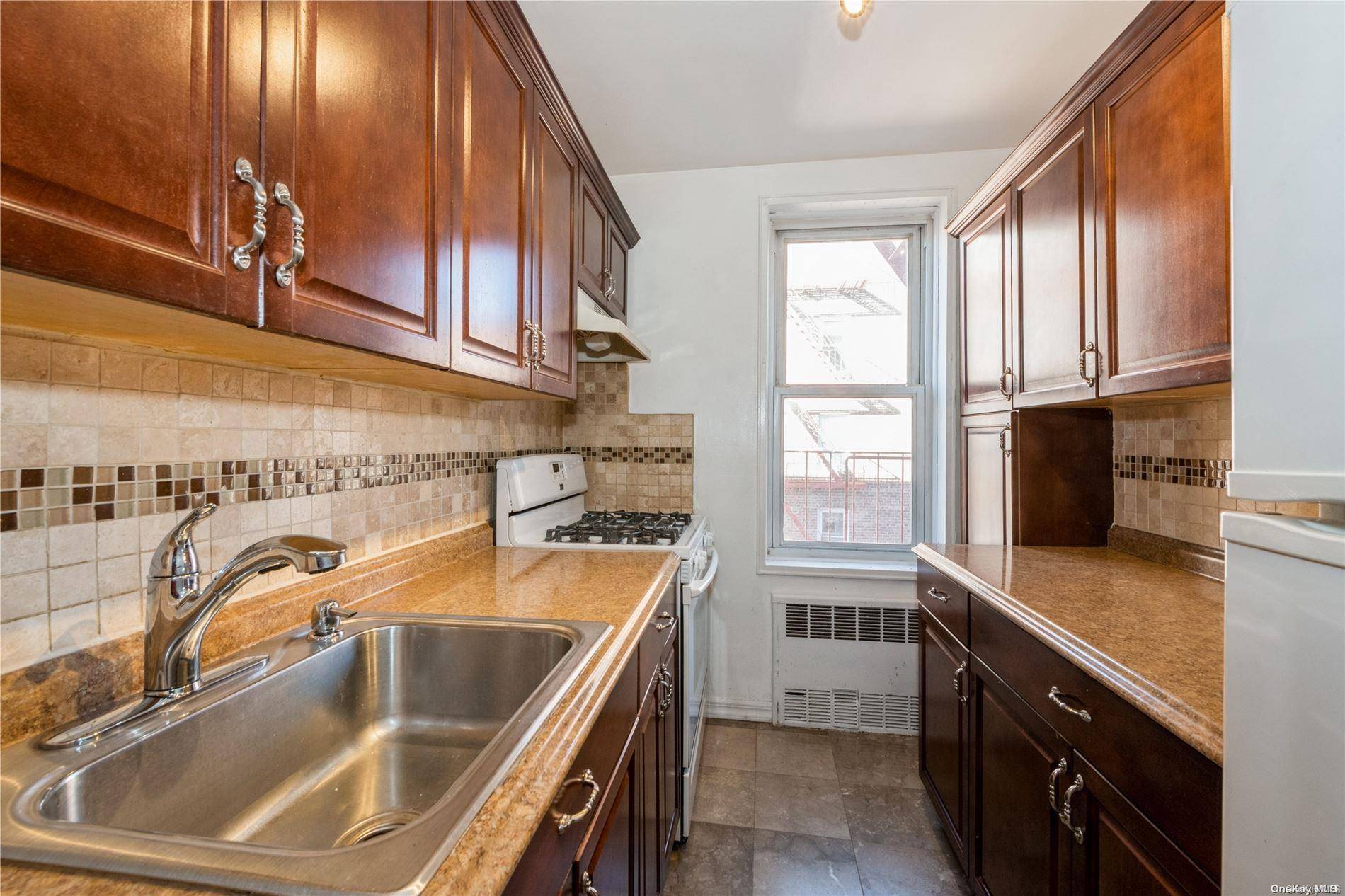 Jackson Heights, NY 11372,33-25 90th Street #4C