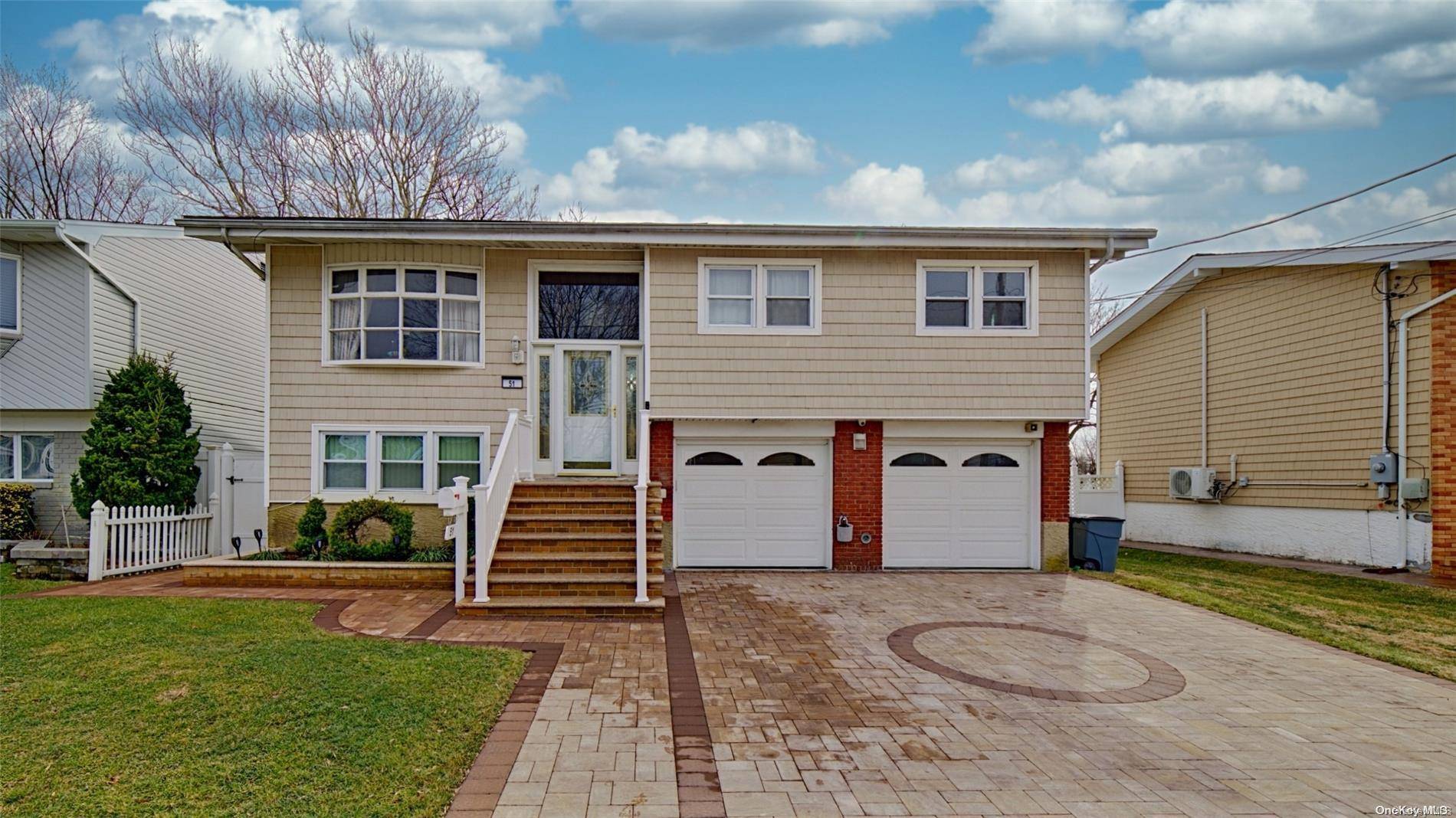 Freeport, NY 11520,+51 Triangle PL