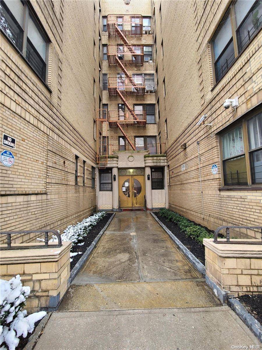 Elmhurst, NY 11373,82-01 Britton Avenue #1J