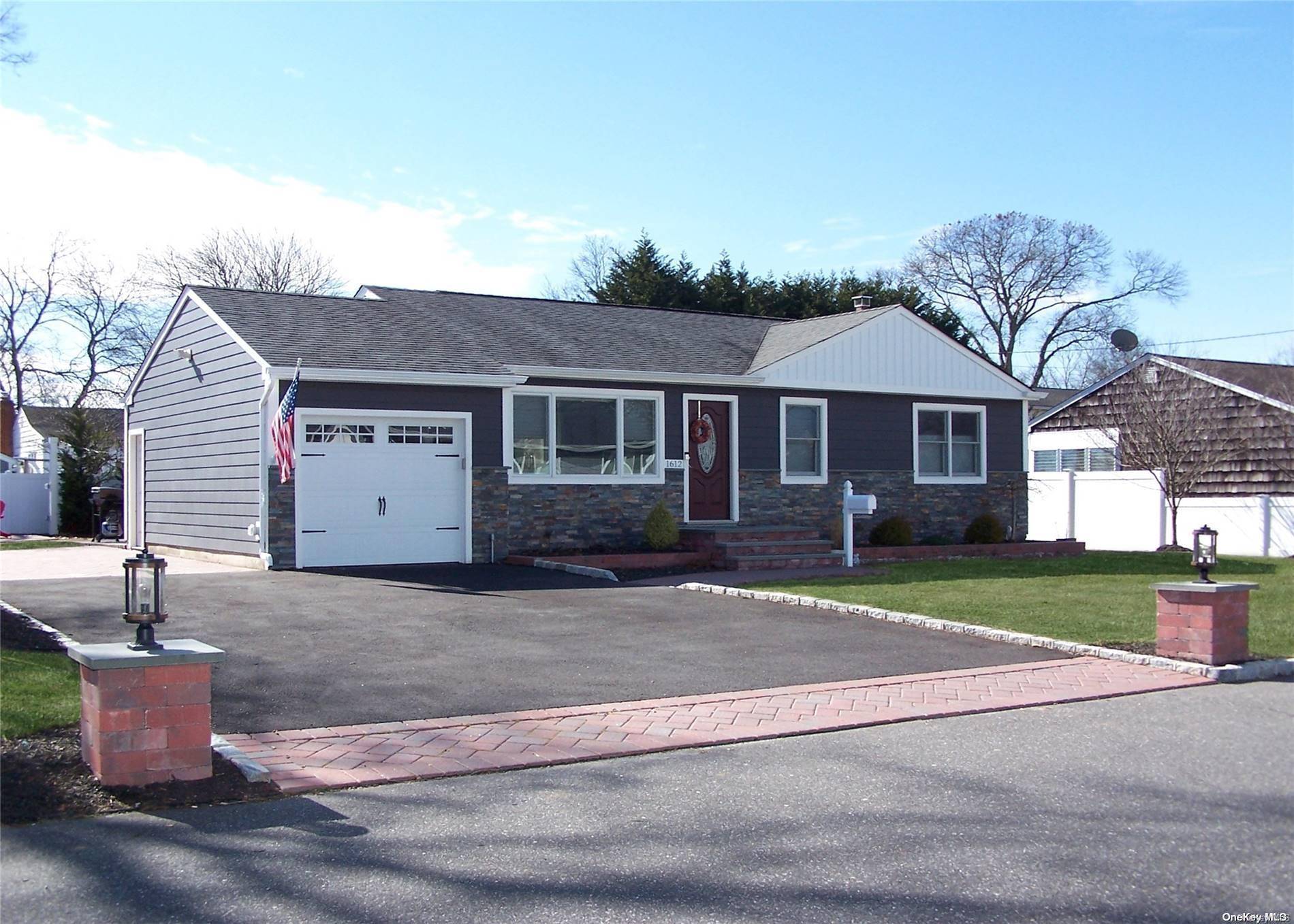 West Islip, NY 11795,1612 Jefferson AVE