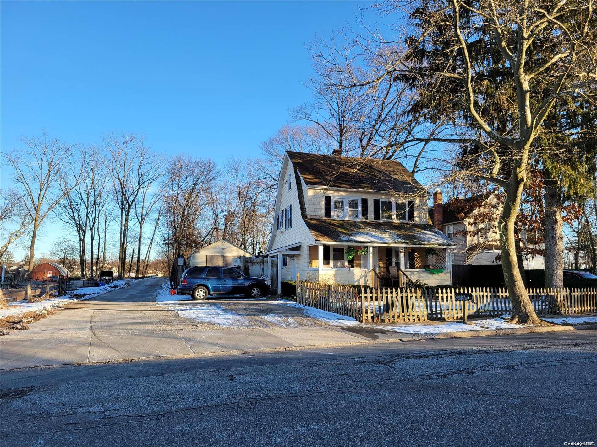Huntington Station, NY 11746,20 Lowndes AVE