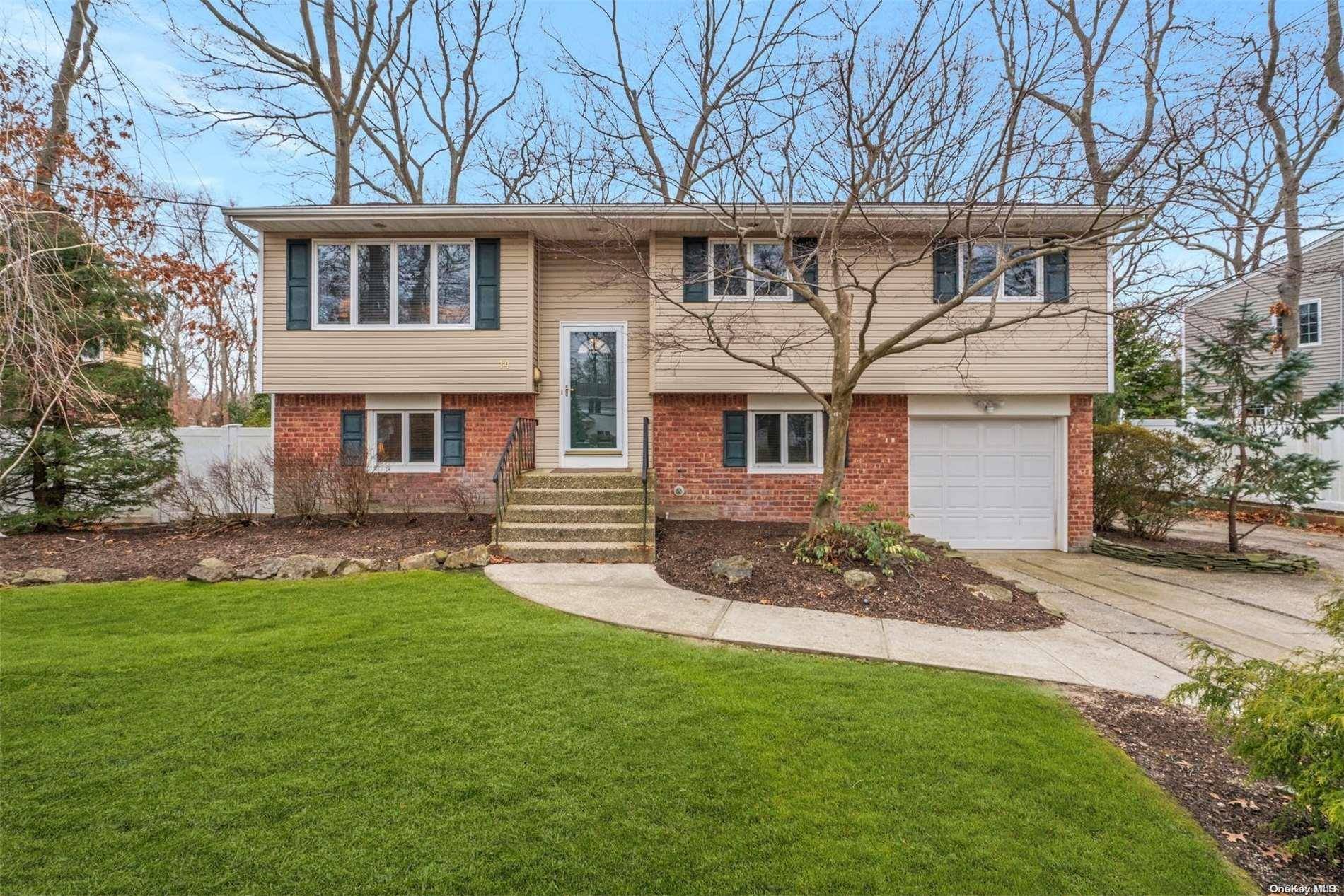 East Islip, NY 11730,14 Oakwood Hills DR