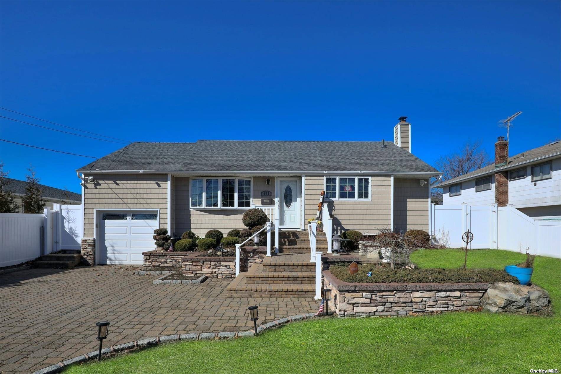 Farmingdale, NY 11735,165 Woodward Pkwy