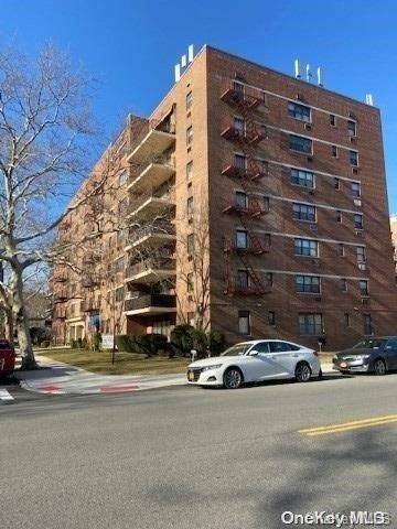 Howard Beach, NY 11414,153-25 88 ST #5N