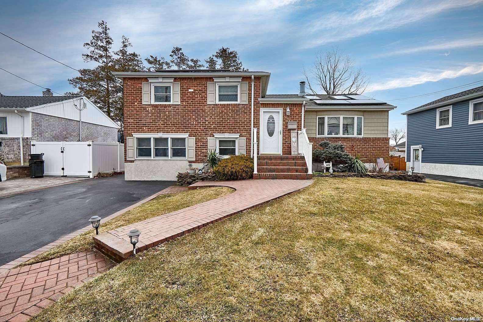 Massapequa Park, NY 11762,409 Charles AVE