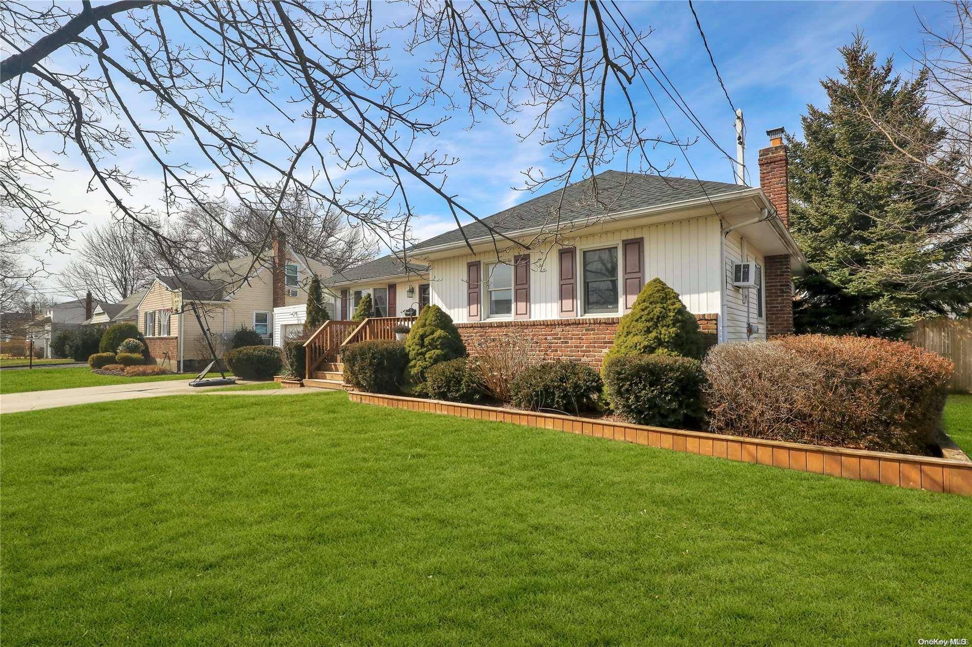 West Islip, NY 11795,598 Center Chicot AVE