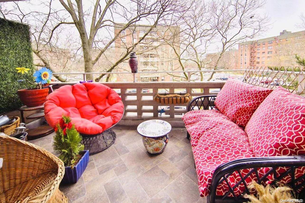 Howard Beach, NY 11414,84-29 153rd AVE #2E