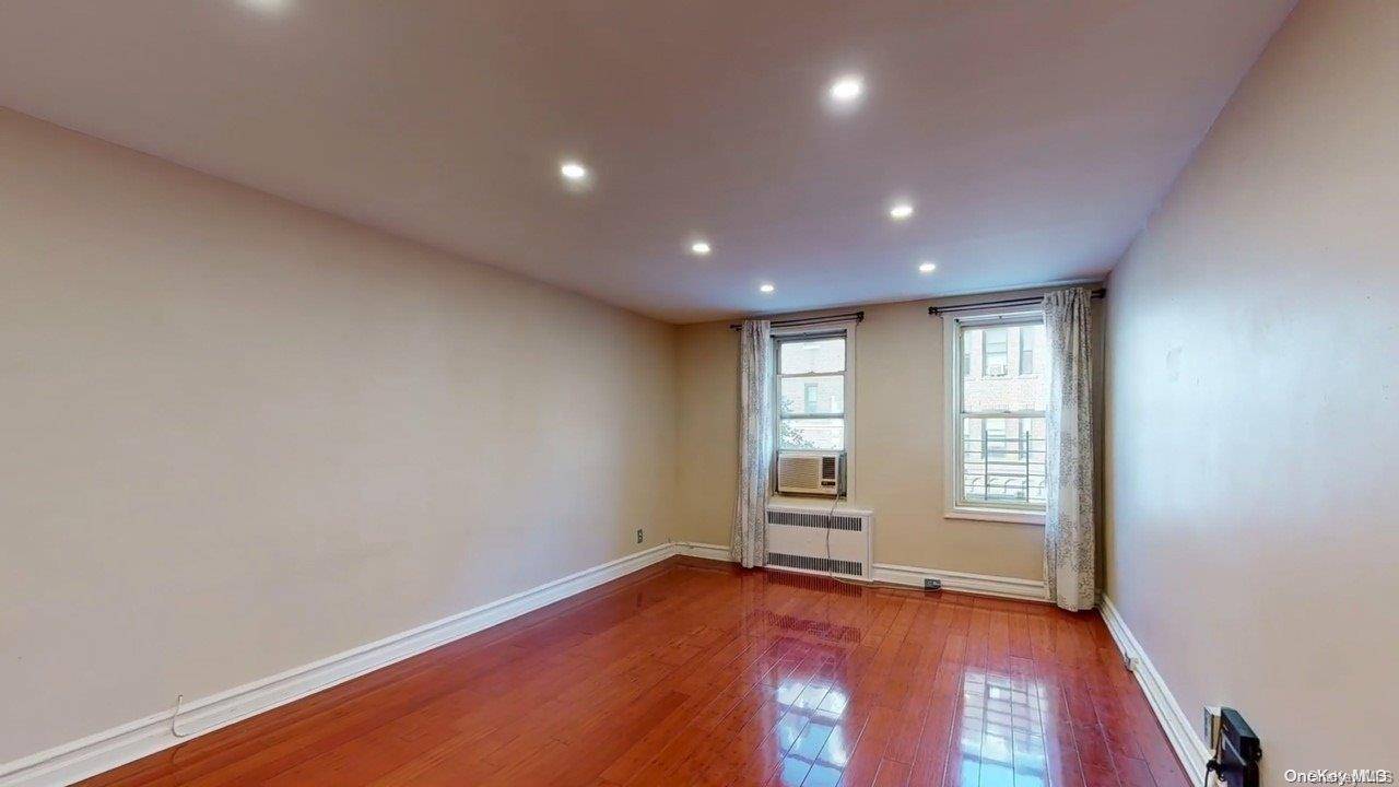 Jackson Heights, NY 11372,35-05 72 ST #2A