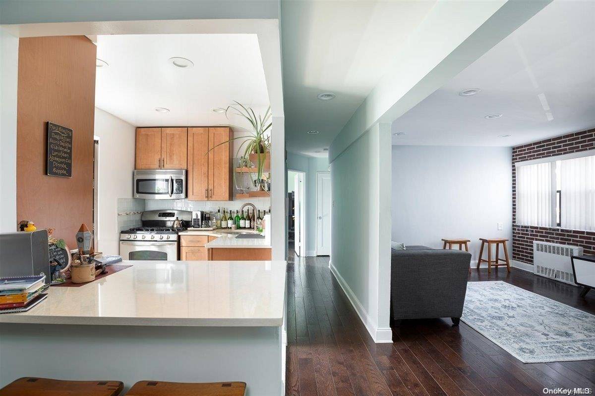 Briarwood, NY 11435,147-14 84th RD #4F