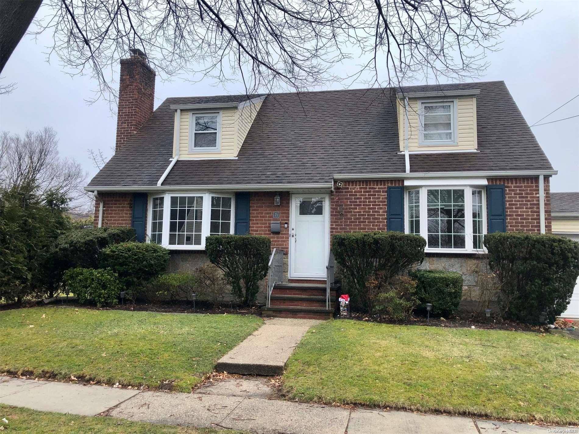 Floral Park, NY 11001,71 Raff AVE